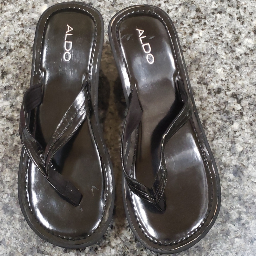Aldo black patent leather thong sandals size 11